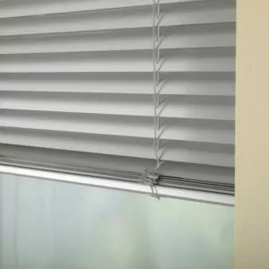 Persianas Horizontales de Aluminio perforadas color Gris claro de 25mm