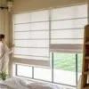 Estor cortina romana en tela borlón a medida color beige sala Lima