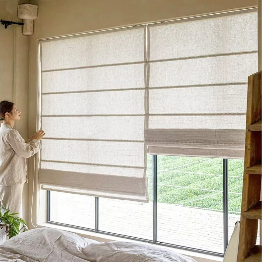 Estor cortina romana en tela borlón a medida color beige sala Lima