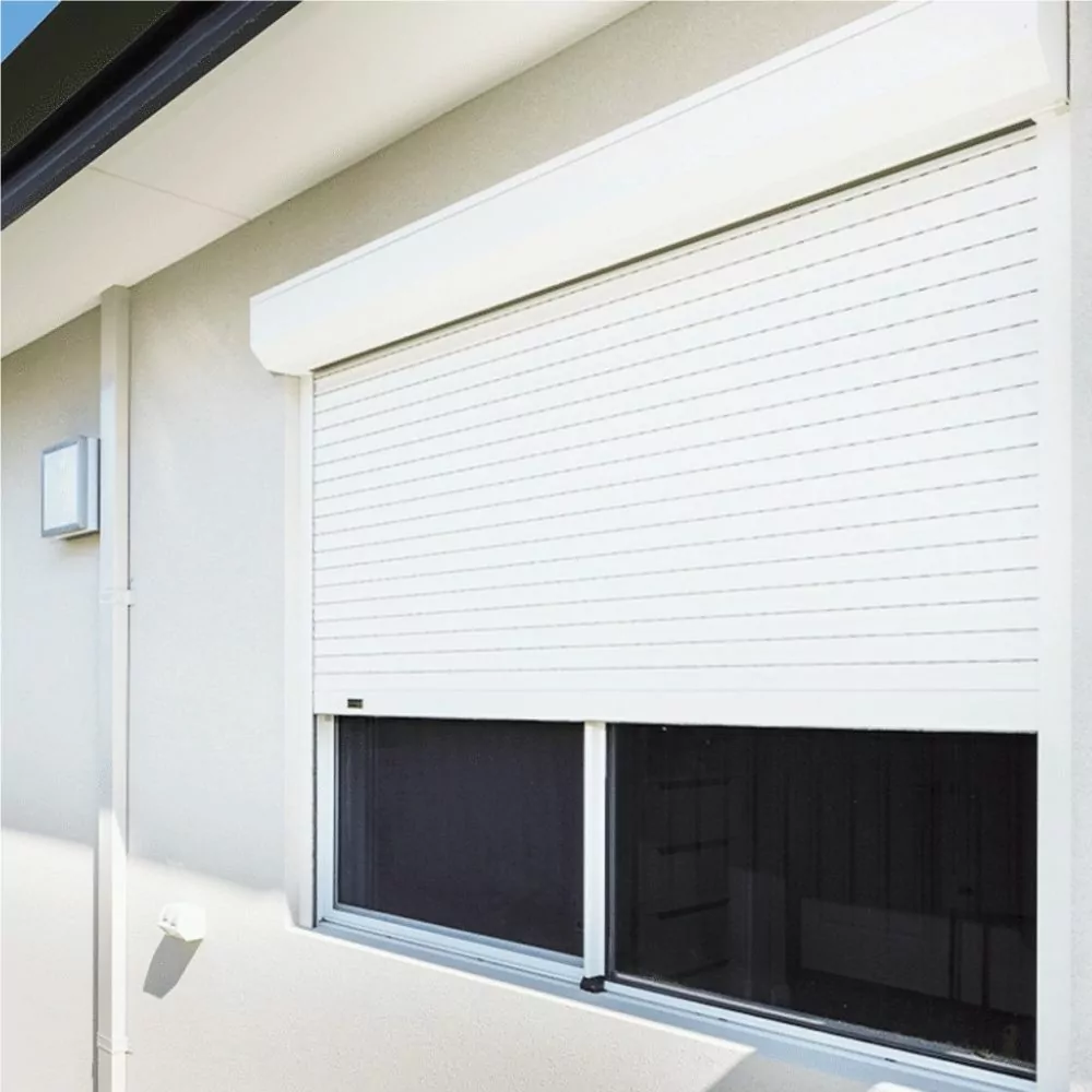Persianas de exterior enrollables de aluminio color blanca a la medida, sistema manual o motorizado