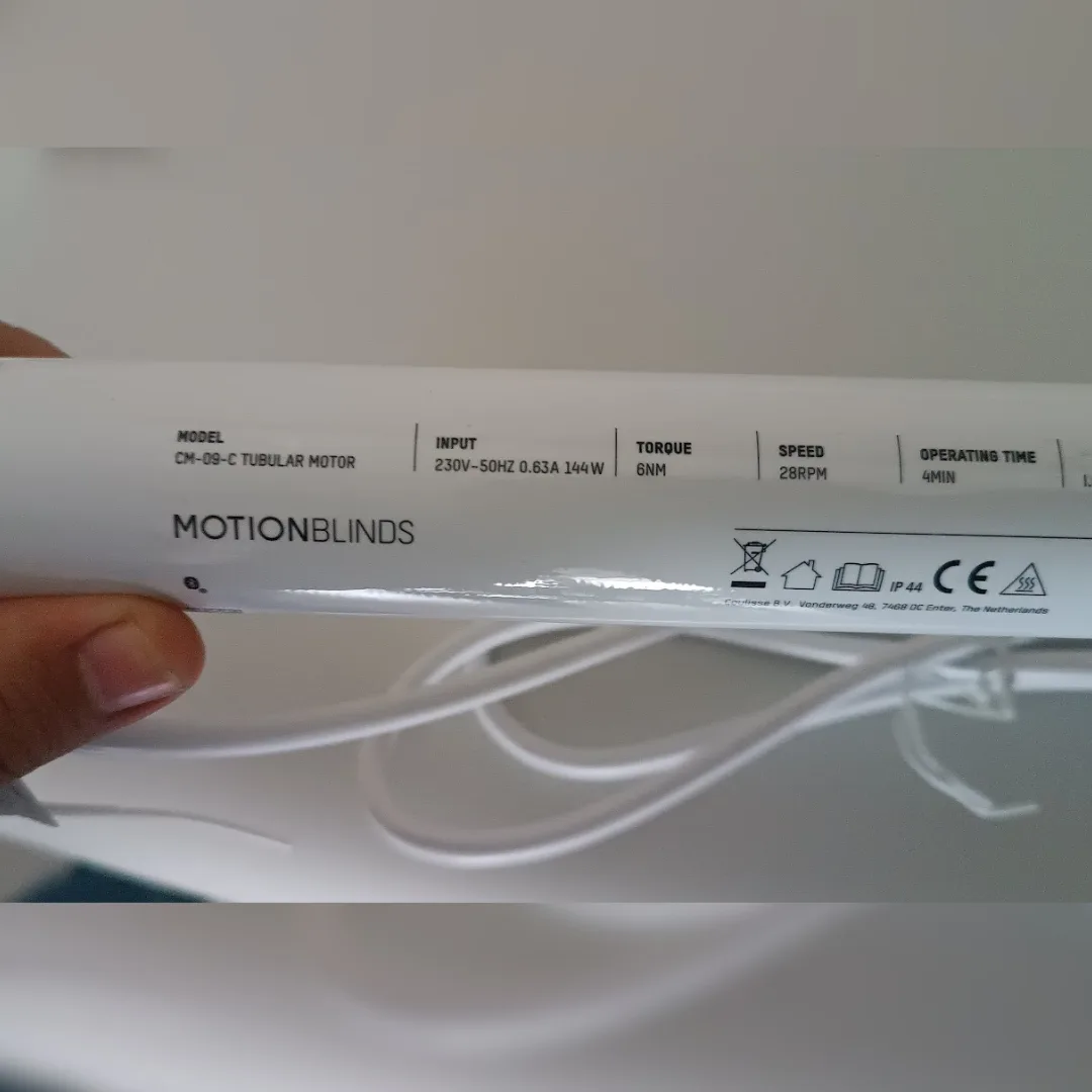 Motor eléctrico marca Coulisse modelo CM-09 de 120V/230V para cortinas roller, compatible con tubos de 38 mm, controlable por Bluetooth desde el móvil con el app iOS y Android - Imagen 3