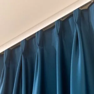 Cortinas de Tela Borlón con plisado triple a medida - disponible en variedad de colores