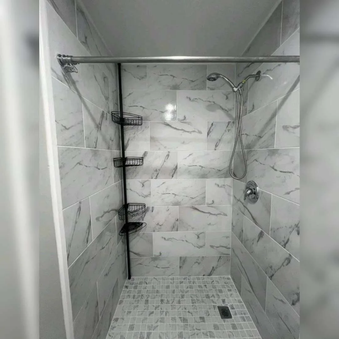 Barra de acero para cortinas de baño a medida, de alta calidad con brida y tapa canopla embellecedora - Imagen 3