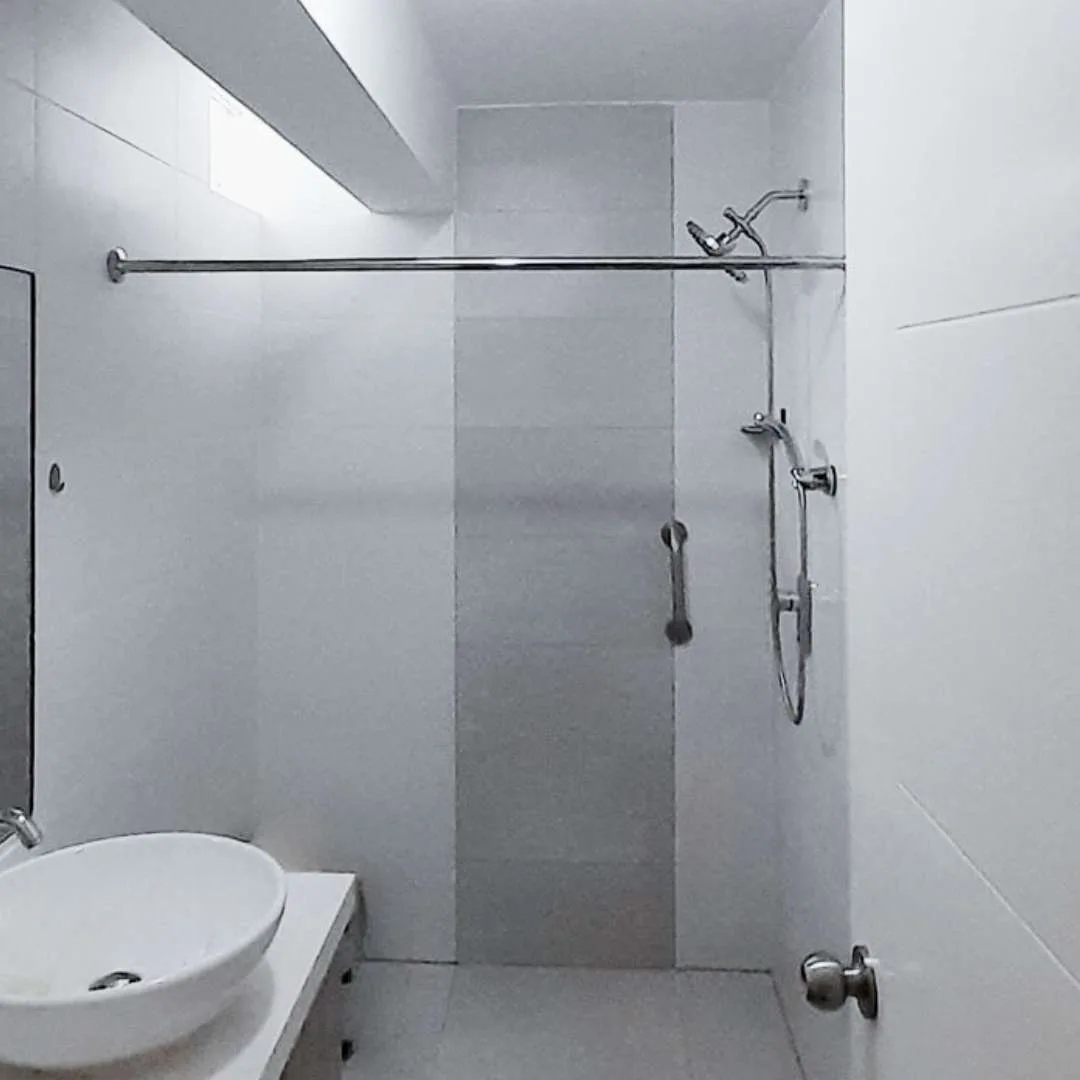 Barra de acero para cortinas de baño a medida, de alta calidad con brida y tapa canopla embellecedora