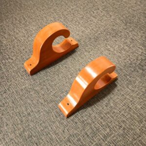 Soportes abiertos de madera color natural para barra de cortinas – instalación pared o techo (02 unidades)
