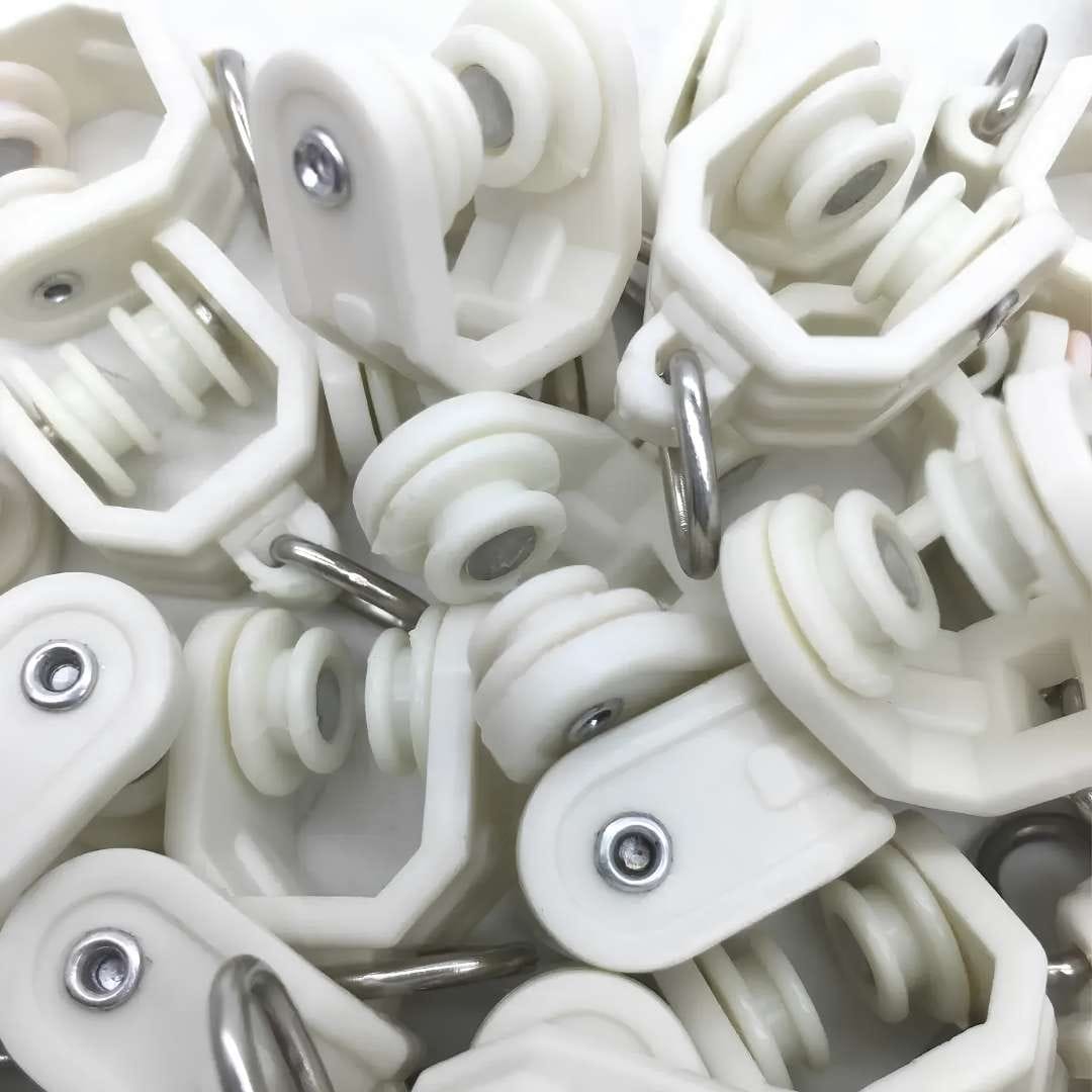 Corredera de doble rueda para riel flexible de aluminio color blanco - Imagen 3