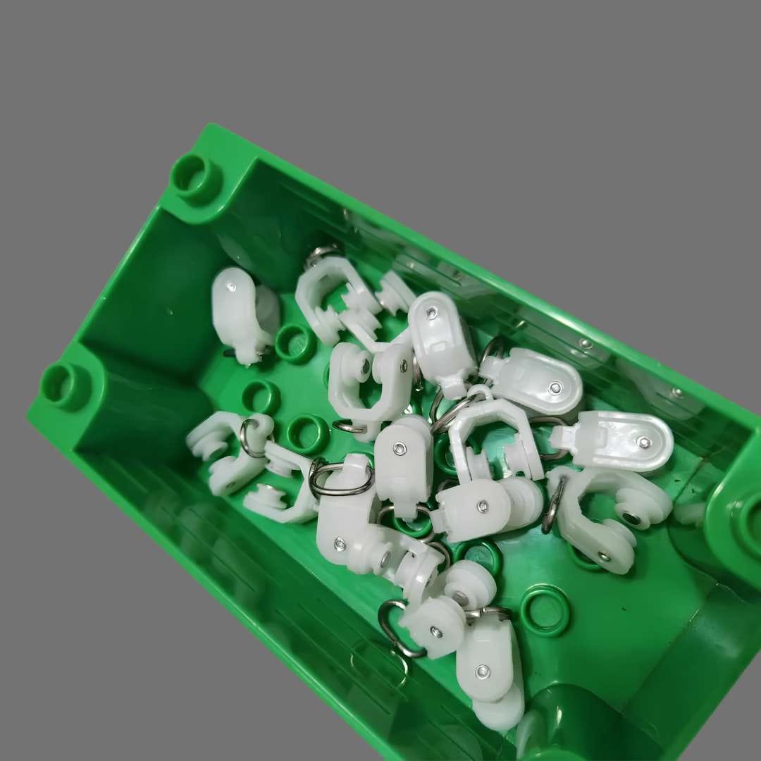 Corredera de doble rueda para riel flexible de aluminio color blanco - Imagen 4