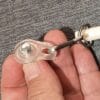 Oreja de plástico y tornillo para sujetar bastón con riel de aluminio hotelero - Imagen 3